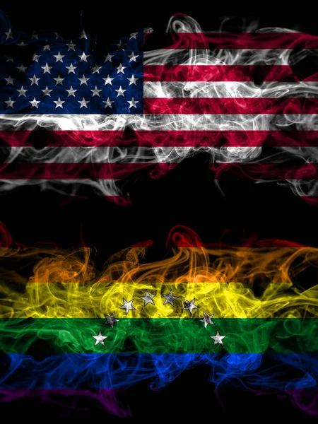 アメリカ アメリカ アメリカ アメリカ アメリカ対ベネズエラ ゲイのスモーキーな神秘的な旗が並んで配置されます 濃い色の絹のような抽象的な煙のフラグ — ストック写真