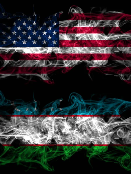 美利坚合众国 美国对乌兹别克斯坦的烟熏神秘旗肩并肩放置在一起 浓密的彩色丝状抽象烟旗 — 图库照片