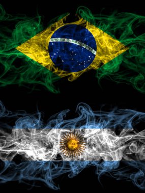 Brezilya, Brezilya Arjantin 'e karşı, Arjantin, Arjantin dumanlı mistik bayraklar yan yana. Kalın renkli ipeksi soyut duman bayrakları.