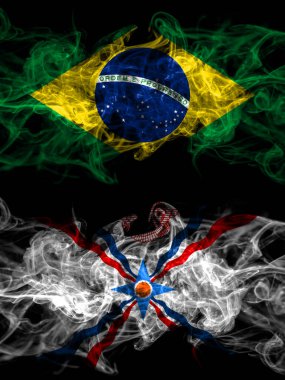 Brezilya, Brezilya, Asur 'a karşı yan yana yerleştirilmiş dumanlı mistik bayraklar. Kalın renkli ipeksi soyut duman bayrakları.