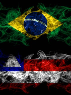 Brezilya, Brezilya, Bahia 'ya karşı, Brezilya, yan yana yerleştirilmiş dumanlı mistik bayraklar. Kalın renkli ipeksi soyut duman bayrakları.