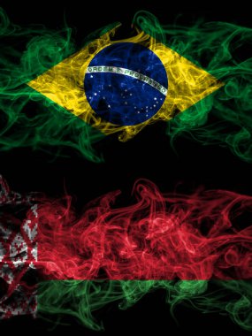 Brezilya, Brezilya, Belarus 'a karşı, Beyaz Rusya' nın dumanlı mistik bayrakları yan yana. Kalın renkli ipeksi soyut duman bayrakları.