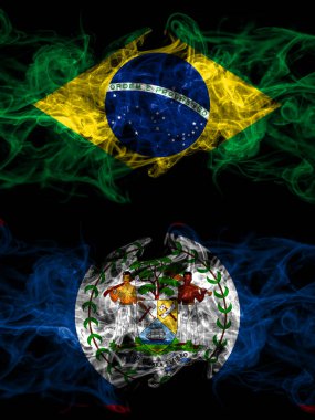 Brezilya, Brezilya, Belize 'ye karşı Belizyalı dumanlı mistik bayraklar yan yana dizilmiş. Kalın renkli ipeksi soyut duman bayrakları.