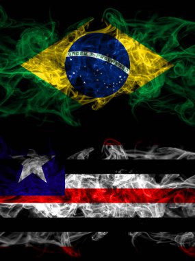 Brezilya, Brezilya, Brezilya, Brezilya, Maranhao dumanlı mistik bayraklar yan yana. Kalın renkli ipeksi soyut duman bayrakları.
