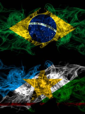 Brezilya, Brezilya, Brezilya, Brezilya yan yana yerleştirilmiş Roraima dumanlı mistik bayraklar. Kalın renkli ipeksi soyut duman bayrakları.