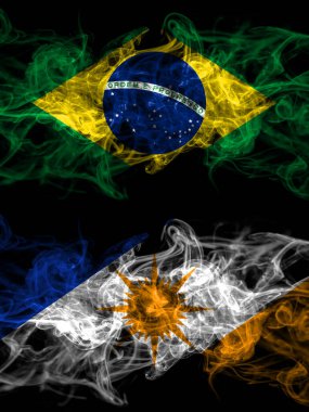Brezilya, Brezilya, Brezilya, Brezilya, Tocantins yan yana yerleştirilmiş dumanlı mistik bayraklar. Kalın renkli ipeksi soyut duman bayrakları.