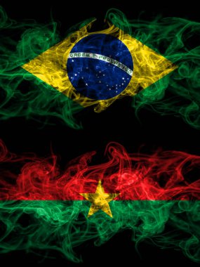 Brezilya, Brezilya, Burkina Faso 'ya karşı, Burkinese dumanlı mistik bayrakları yan yana. Kalın renkli ipeksi soyut duman bayrakları.