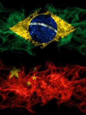 Brezilya, Brezilya Çin 'e karşı, Çin' in dumanlı mistik bayrakları yan yana. Kalın renkli ipeksi soyut duman bayrakları.