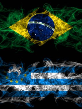 Brezilya, Brezilya, Federal Güney Kamerun Cumhuriyeti 'ne karşı yan yana yerleştirilmiş dumanlı mistik bayraklar. Kalın renkli ipeksi soyut duman bayrakları.