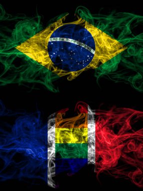 Brezilya, Brezilya Fransa 'ya karşı Gay bayrağı dumanlı mistik bayraklar yan yana yerleştirildi. Kalın renkli ipeksi soyut duman bayrakları.