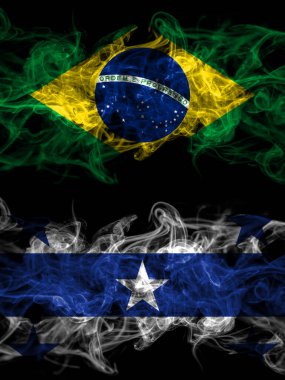 Brezilya, Brezilya Gambier Adaları 'na karşı yan yana yerleştirilmiş dumanlı mistik bayraklar. Kalın renkli ipeksi soyut duman bayrakları.