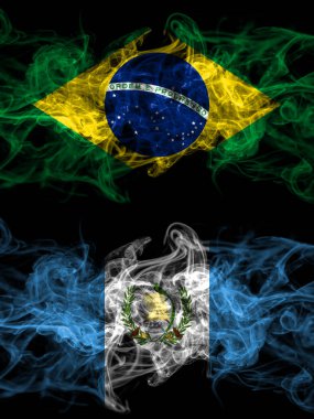 Brezilya, Brezilya, Guatemala 'ya karşı yan yana yerleştirilmiş gizemli bayraklar. Kalın renkli ipeksi soyut duman bayrakları.