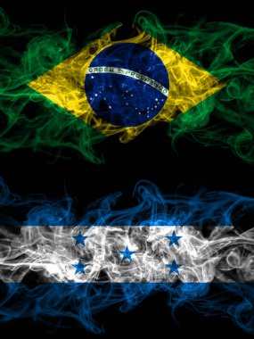 Brezilya, Brezilya Honduras 'a karşı, Honduraslı dumanlı mistik bayraklar yan yana. Kalın renkli ipeksi soyut duman bayrakları.