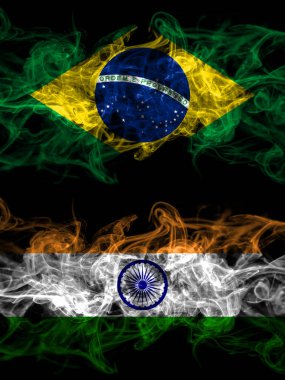 Brezilya, Brezilya, Hindistan 'a karşı yan yana yerleştirilmiş dumanlı mistik bayraklar. Kalın renkli ipeksi soyut duman bayrakları.
