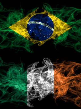 Brezilya, Brezilya, İrlanda 'ya karşı, yan yana yerleştirilmiş İrlanda dumanlı mistik bayrakları. Kalın renkli ipeksi soyut duman bayrakları.