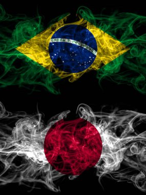 Brezilya, Brezilya, Japonya 'ya karşı Japon dumanlı mistik bayrakları yan yana yerleştirildi. Kalın renkli ipeksi soyut duman bayrakları.