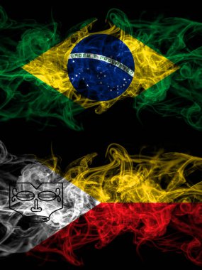 Brezilya, Brezilya Marquesas Adaları 'na karşı yan yana yerleştirilmiş dumanlı mistik bayraklar. Kalın renkli ipeksi soyut duman bayrakları.