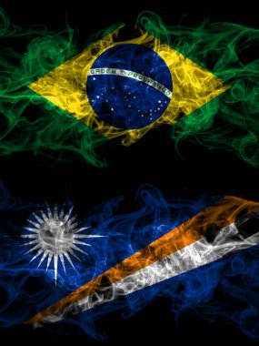 Brezilya, Brezilya Marshall Adaları 'na karşı yan yana yerleştirilmiş dumanlı mistik bayraklar. Kalın renkli ipeksi soyut duman bayrakları.
