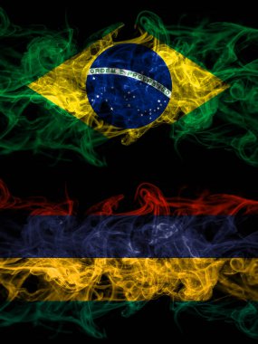 Brezilya, Brezilyalı Mauritius 'a karşı yan yana yerleştirilmiş dumanlı mistik bayraklar. Kalın renkli ipeksi soyut duman bayrakları.