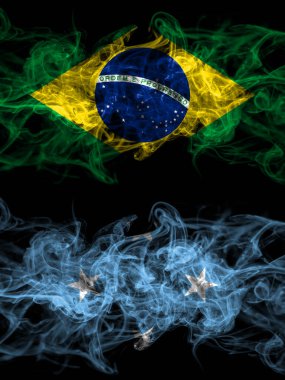 Brezilya, Brezilya Mikronezya 'ya karşı yan yana yerleştirilmiş dumanlı mistik bayraklar. Kalın renkli ipeksi soyut duman bayrakları.