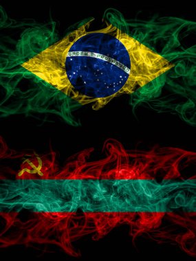 Brezilya, Brezilya, Transnistria 'ya karşı yan yana yerleştirilmiş dumanlı mistik bayraklar. Kalın renkli ipeksi soyut duman bayrakları.