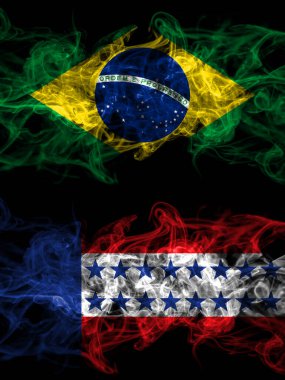 Brezilya, Brezilya - Tuamotu Takımadaları yan yana yerleştirilmiş gizemli bayraklar. Kalın renkli ipeksi soyut duman bayrakları.