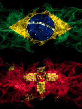 Brezilya, Brezilya, Amerika Birleşik Devletleri, Amerika, ABD, Amerika, Amerika, Albuquerque, New Mexico dumanlı mistik bayrakları ile karşı karşıya. Kalın renkli ipeksi soyut duman bayrakları.