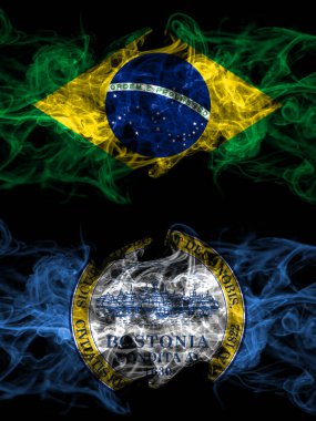 Brezilya, Brezilya, Amerika Birleşik Devletleri, Amerika, ABD, Amerika, Amerika, Boston, Massachusetts 'e karşı yan yana yerleştirilmiş dumanlı mistik bayraklar. Kalın renkli ipeksi soyut duman bayrakları.