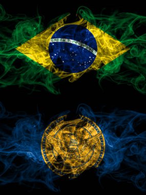 Brezilya, Brezilya, Amerika Birleşik Devletleri, Amerika, ABD, Amerika, Amerika, Atlanta, Georgia 'ya karşı yan yana yerleştirilmiş gizemli bayraklar. Kalın renkli ipeksi soyut duman bayrakları.