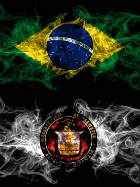 Brezilya, Brezilya, Amerika Birleşik Devletleri, Amerika, ABD, Amerika, Amerika, Bridgewater, Massachusetts dumanlı mistik bayrakları karşı karşıya. Kalın renkli ipeksi soyut duman bayrakları.