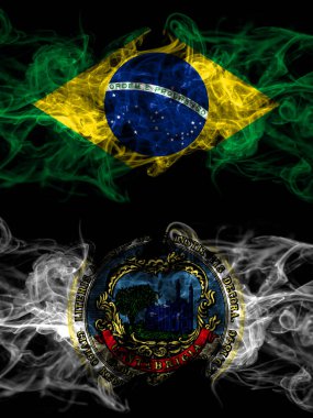 Brezilya, Brezilya, Amerika Birleşik Devletleri, Amerika, ABD, ABD, Amerika, Cambridge, Massachusetts 'e karşı yan yana yerleştirilmiş dumanlı mistik bayraklar. Kalın renkli ipeksi soyut duman bayrakları.