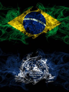 Brezilya, Brezilya, Amerika Birleşik Devletleri, Amerika, ABD, Amerika, Charleston, Güney Carolina dumanlı mistik bayrakları karşı karşıya. Kalın renkli ipeksi soyut duman bayrakları.