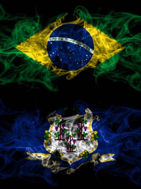 Brezilya, Brezilya, Amerika Birleşik Devletleri, Amerika, ABD, Amerika, Connecticut, dumanlı mistik bayrakları karşı karşıya. Kalın renkli ipeksi soyut duman bayrakları.