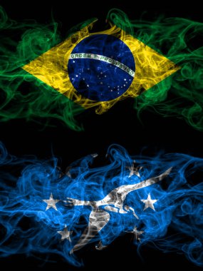 Brezilya, Brezilya, Amerika Birleşik Devletleri, Amerika, ABD, ABD, ABD, Corpus Christi, Teksas dumanlı mistik bayrakları ile karşı karşıya. Kalın renkli ipeksi soyut duman bayrakları.