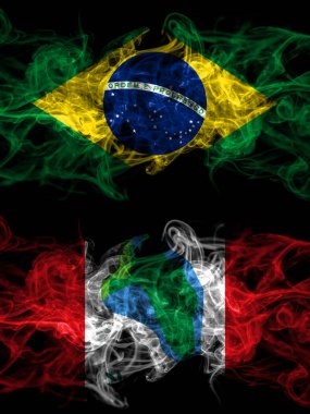 Brezilya, Brezilya, Amerika Birleşik Devletleri, Amerika, ABD, ABD, Amerika, Cumberland Head, New York dumanlı mistik bayrakları ile karşı karşıya. Kalın renkli ipeksi soyut duman bayrakları.