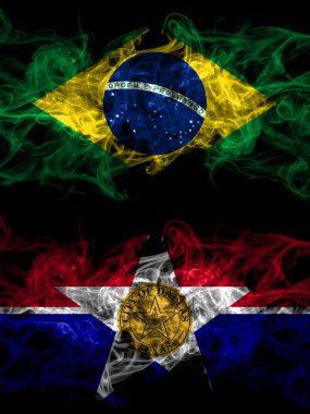 Brezilya, Brezilya, Amerika Birleşik Devletleri, Amerika, ABD, Amerika, Amerika, Dallas, Illinois dumanlı mistik bayrakları ile karşı karşıya. Kalın renkli ipeksi soyut duman bayrakları.