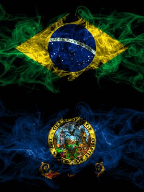 Brezilya, Brezilya, Amerika Birleşik Devletleri, Amerika, ABD, Amerika, Amerika, Idaho 'ya karşı yan yana yerleştirilmiş dumanlı mistik bayraklar. Kalın renkli ipeksi soyut duman bayrakları.