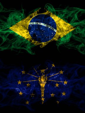 Brezilya, Brezilya, Amerika Birleşik Devletleri, Amerika, ABD, ABD, Amerika, Indiana 'ya karşı yan yana yerleştirilmiş dumanlı mistik bayraklar. Kalın renkli ipeksi soyut duman bayrakları.