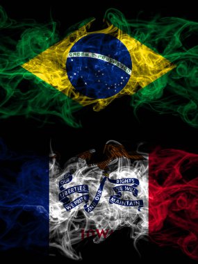 Brezilya, Brezilya, Amerika Birleşik Devletleri, Amerika, ABD, Amerika, Amerika, Iowa, yan yana yerleştirilmiş dumanlı mistik bayraklar. Kalın renkli ipeksi soyut duman bayrakları.