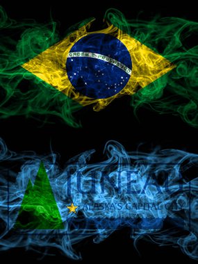 Brezilya, Brezilya, Amerika Birleşik Devletleri, Amerika, ABD, ABD, Amerika, Juneau, Alaska 'ya karşı yan yana yerleştirilmiş dumanlı mistik bayraklar. Kalın renkli ipeksi soyut duman bayrakları.