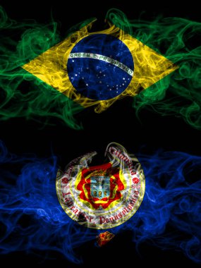 Brezilya, Brezilya, Amerika Birleşik Devletleri, Amerika, ABD, ABD, Amerika, Lancaster, Pensilvanya 'nın dumanlı mistik bayrakları karşı karşıya. Kalın renkli ipeksi soyut duman bayrakları.