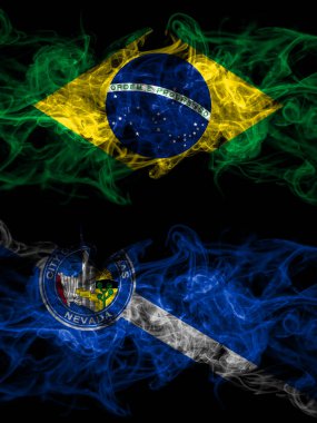 Brezilya, Brezilya, Amerika Birleşik Devletleri, Amerika, ABD, Amerika, Las Vegas, Nevada 'ya karşı yan yana yerleştirilmiş dumanlı mistik bayraklar. Kalın renkli ipeksi soyut duman bayrakları.