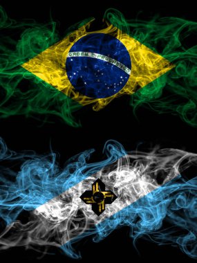 Brezilya, Brezilya, Amerika, Amerika, ABD, ABD, Amerika, Madison, Wisconsin 'e karşı yan yana yerleştirilmiş dumanlı mistik bayraklar. Kalın renkli ipeksi soyut duman bayrakları.