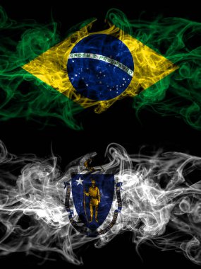 Brezilya, Brezilya, Amerika Birleşik Devletleri, Amerika, ABD, Amerika, Massachusetts, yan yana yerleştirilmiş dumanlı mistik bayraklar. Kalın renkli ipeksi soyut duman bayrakları.