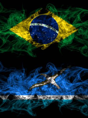 Brezilya, Brezilya - Amerika Birleşik Devletleri, Amerika, ABD, Amerika, Amerika, Midway Adaları yan yana yerleştirilmiş dumanlı mistik bayraklar. Kalın renkli ipeksi soyut duman bayrakları.