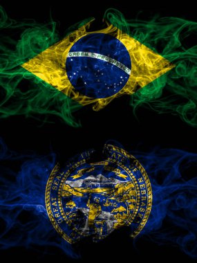 Brezilya, Brezilya, Amerika Birleşik Devletleri, Amerika, ABD, Amerika, Amerika, Nebraska, yanyana yerleştirilmiş dumanlı mistik bayraklar. Kalın renkli ipeksi soyut duman bayrakları.