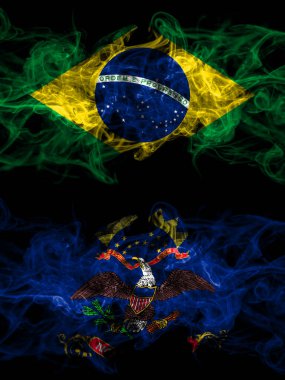 Brezilya, Brezilya, Amerika Birleşik Devletleri, Amerika, ABD, Amerika, Amerika, Kuzey Dakota 'ya karşı yan yana yerleştirilmiş dumanlı mistik bayraklar. Kalın renkli ipeksi soyut duman bayrakları.