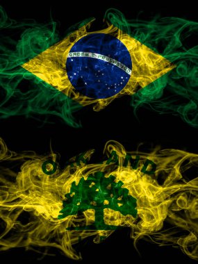 Brezilya, Brezilya, Amerika Birleşik Devletleri, Amerika, ABD, ABD, Amerika Oakland, Kaliforniya 'nın dumanlı mistik bayrakları ile karşı karşıya. Kalın renkli ipeksi soyut duman bayrakları.