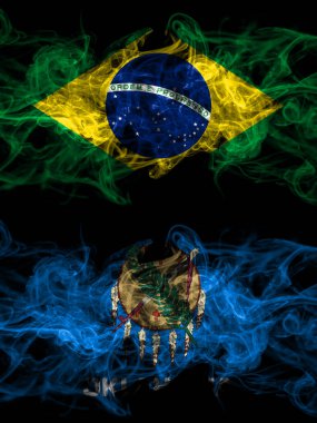 Brezilya, Brezilya, Amerika Birleşik Devletleri, Amerika, ABD, Amerika, Amerika, Oklahoma, yanyana yerleştirilmiş dumanlı mistik bayraklar. Kalın renkli ipeksi soyut duman bayrakları.