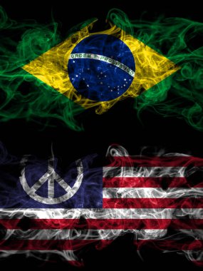 Brezilya, Brezilya, Amerika Birleşik Devletleri, Amerika, ABD, Amerika, Amerikan, Barış dumanlı mistik bayrakları karşı karşıya. Kalın renkli ipeksi soyut duman bayrakları.